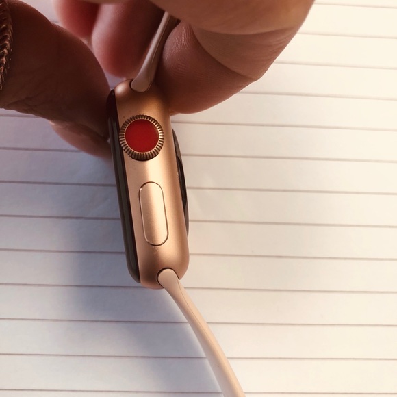 Apple Watch Series 3 gps/cellular 38mm rose gold. - Picture 4 of 7